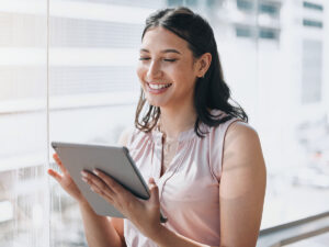 Business owner using a tablet to look up which keywords are best to target in SEO.