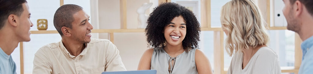 Discussing organic traffic during a small business team meeting